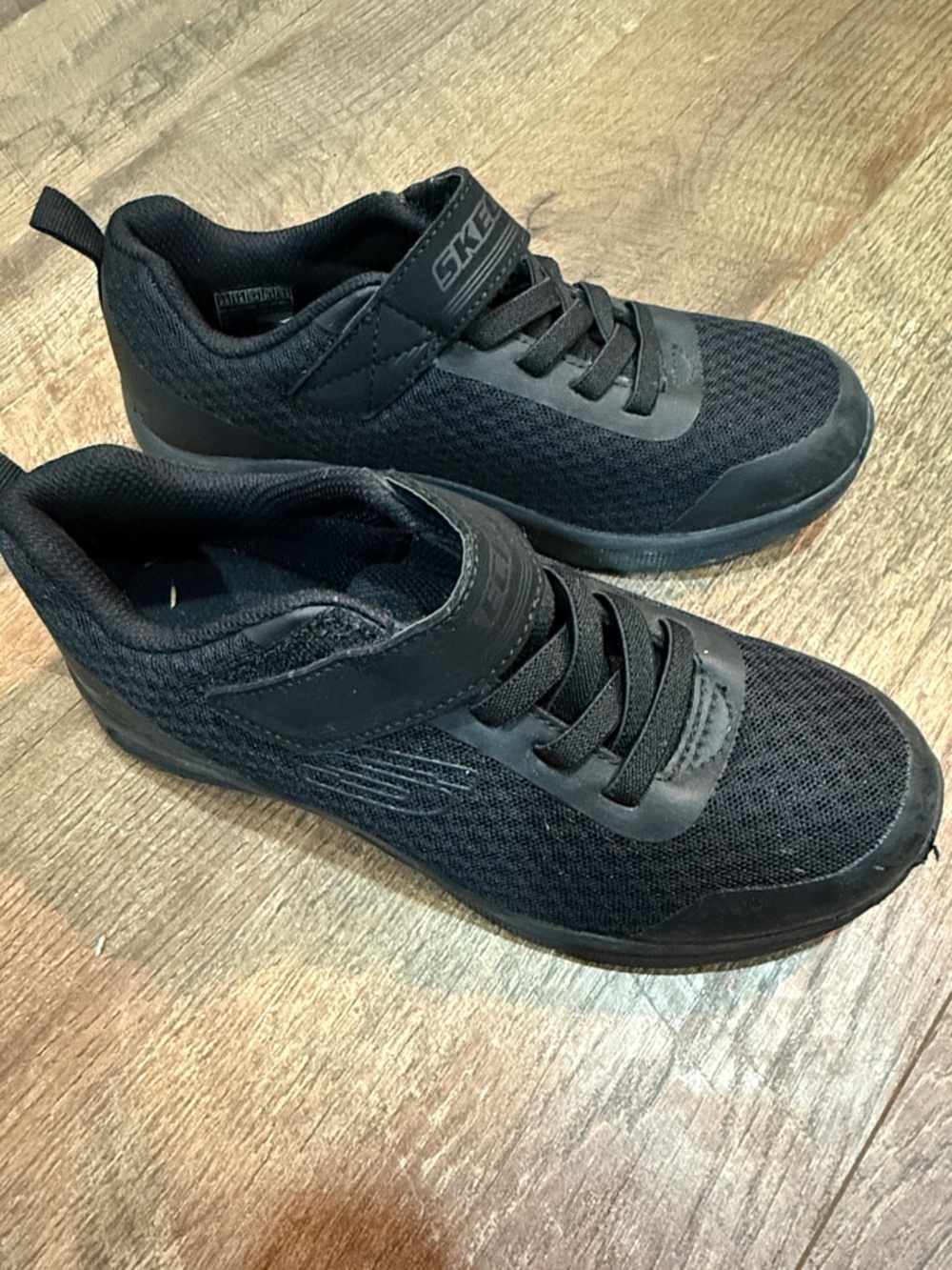 Skechers Men’s All-Black Lightweight Athletic Sneakers